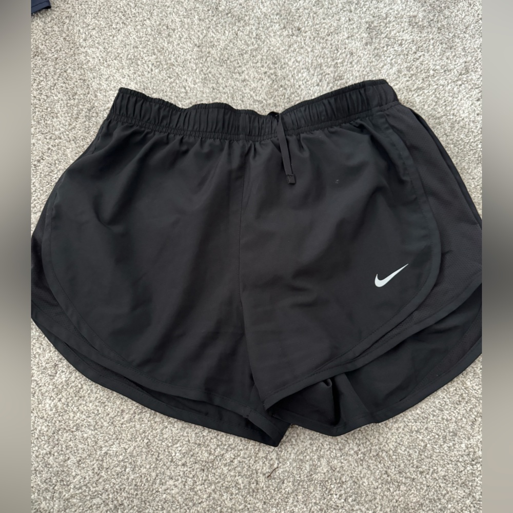 NIKE women’s running shorts tempo